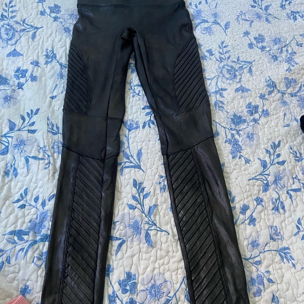 SPANX Black High-Waist Shaping Leggings with Red Brand Tag